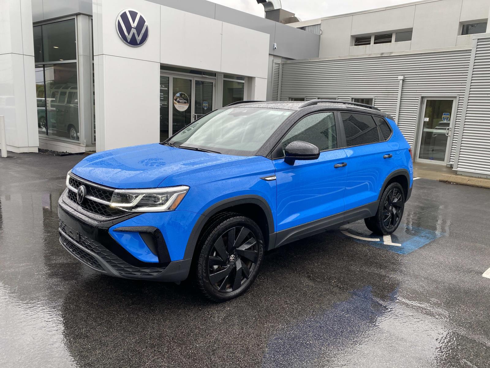 2024 Volkswagen Taos SE Black's photo