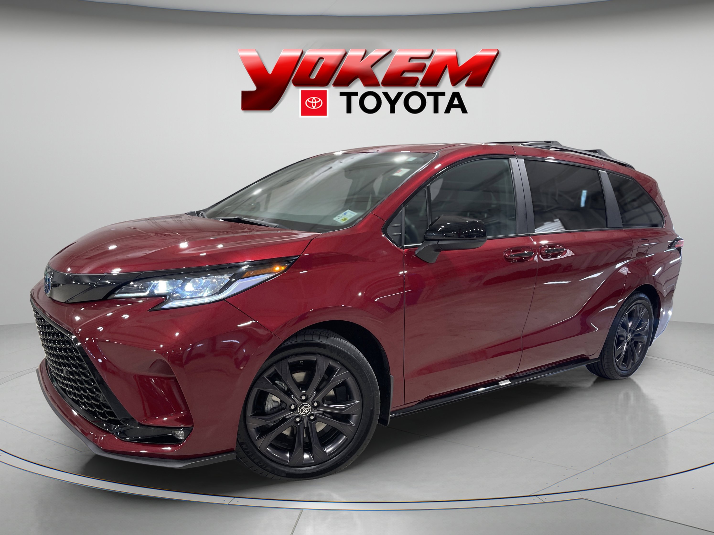 2025 Toyota Sienna XSE's photo