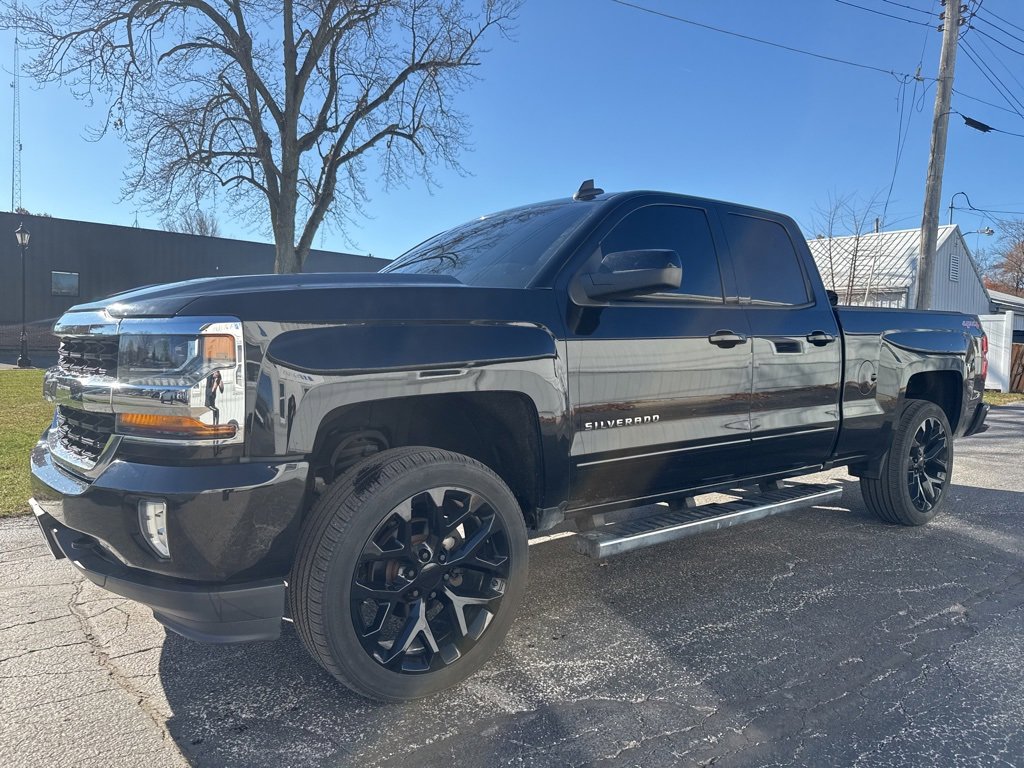 2017 Chevrolet Silverado 1500 LT photo 2