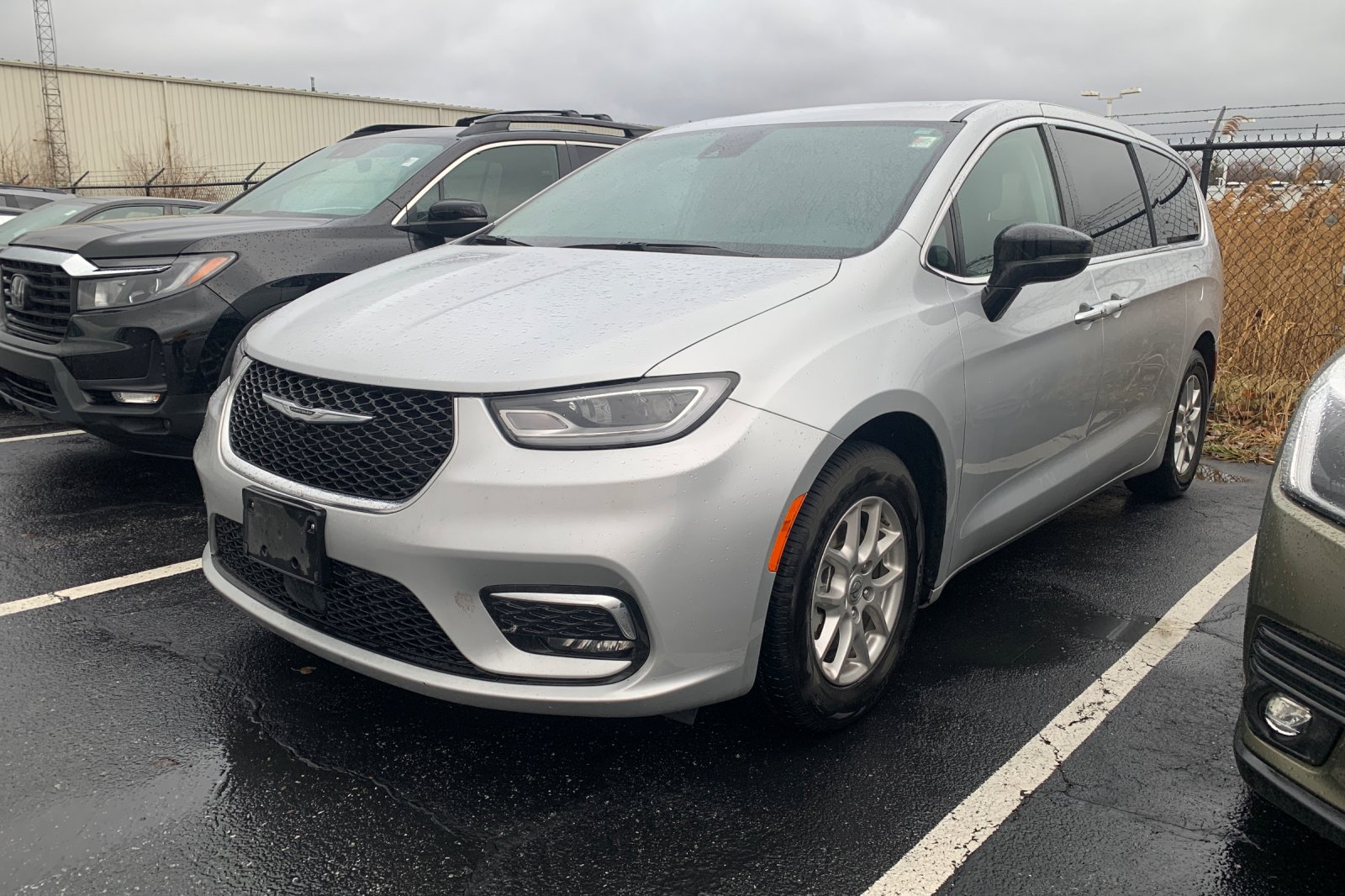 2024 Chrysler Pacifica Touring L's photo