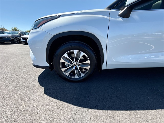 2023 Toyota Highlander L photo 2
