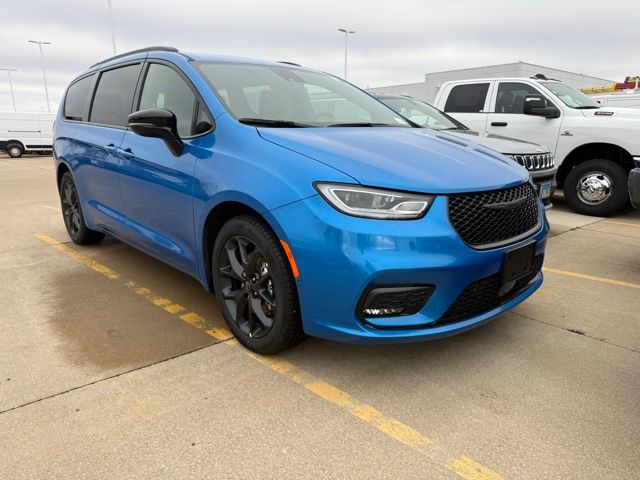 2026 Chrysler Pacifica Select's photo