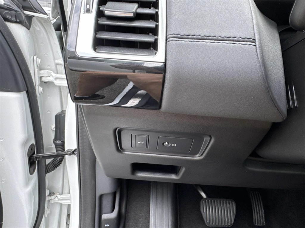 2020 Land Rover Discovery HSE photo 28