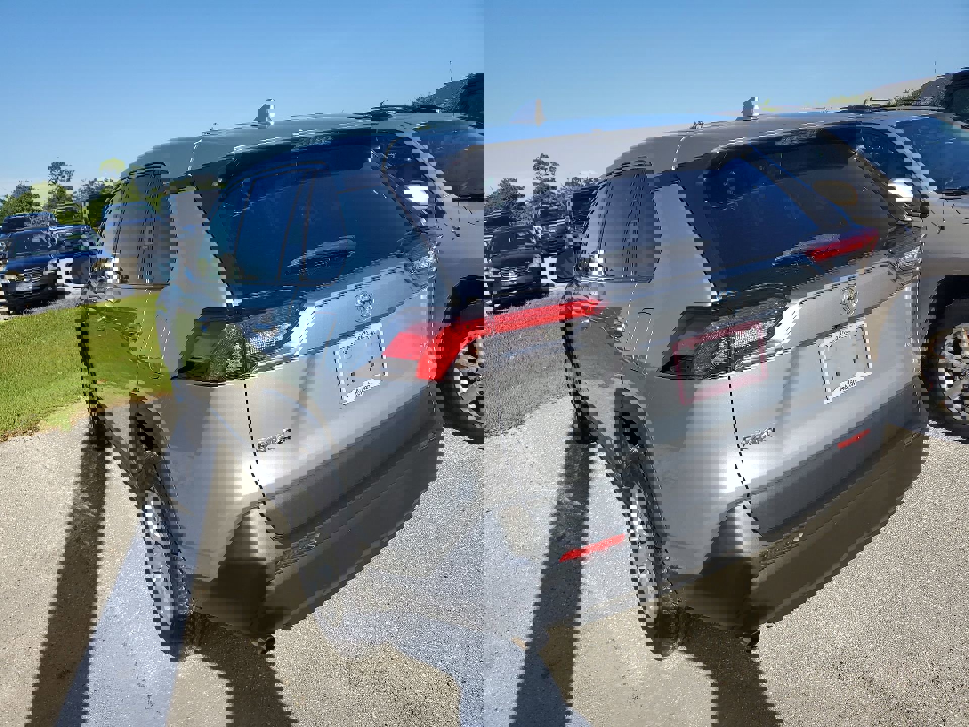 2023 Toyota RAV4 LE photo 5