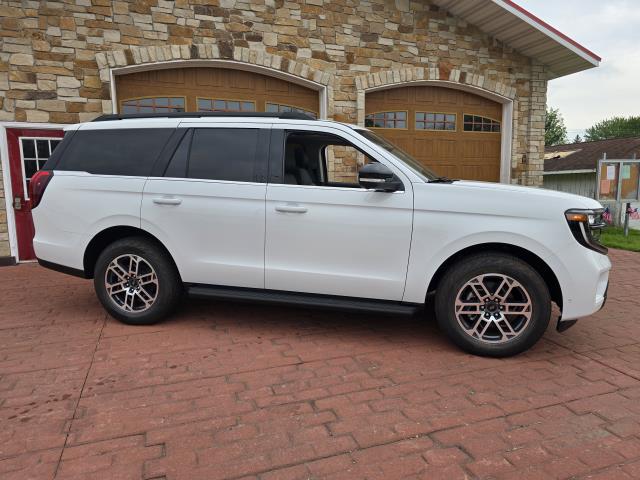 2025 Ford Expedition photo 2