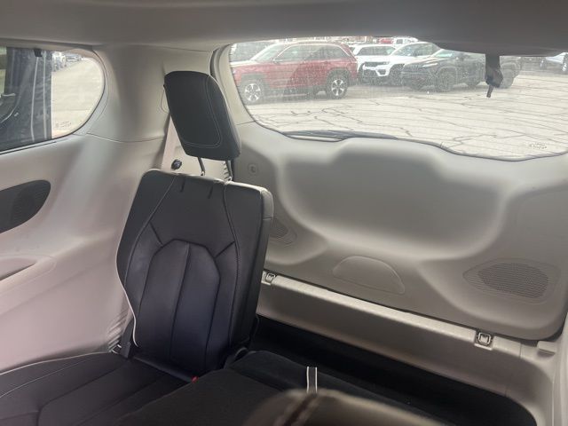 2023 Chrysler Pacifica Limited photo 3