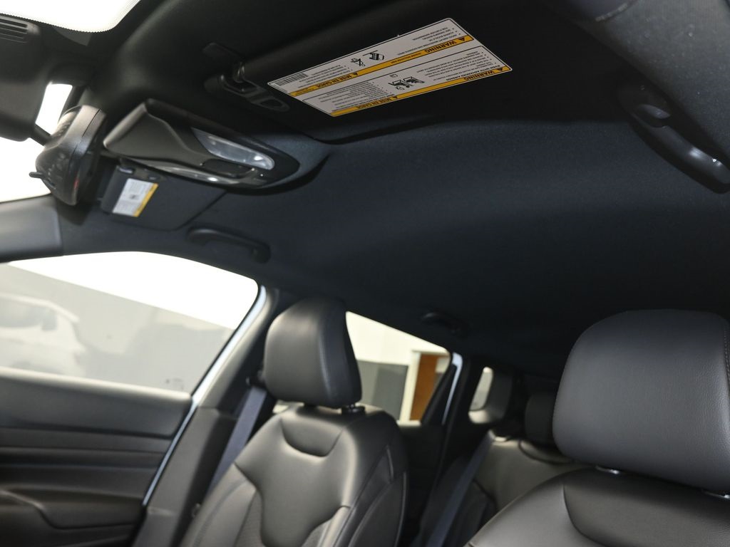 2026 Jeep Compass Latitude Altitude photo 2