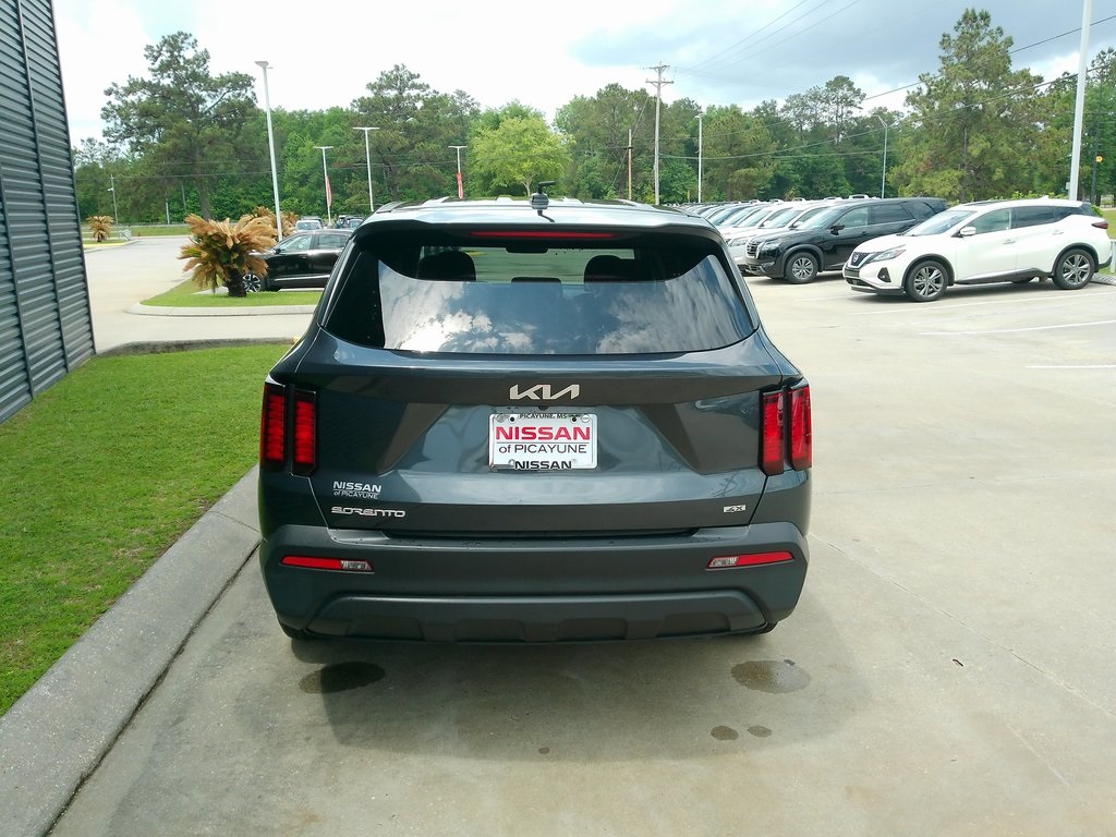 2023 Kia Sorento LX photo 4