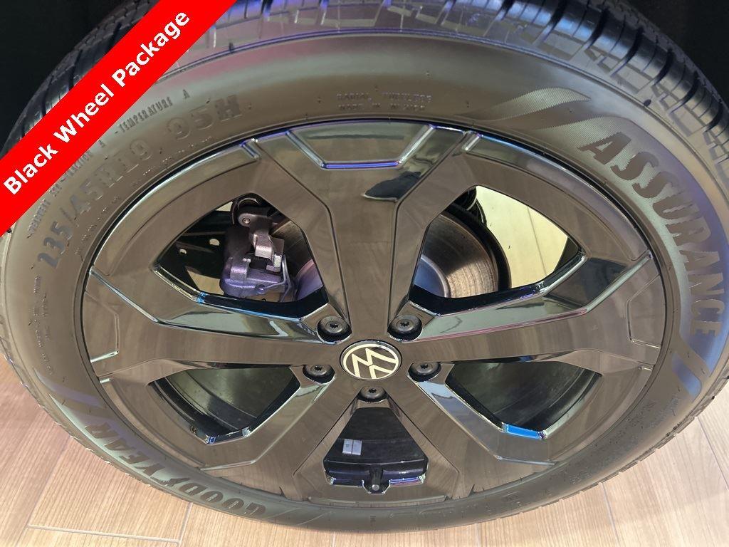 2025 Volkswagen Taos SEL photo 17