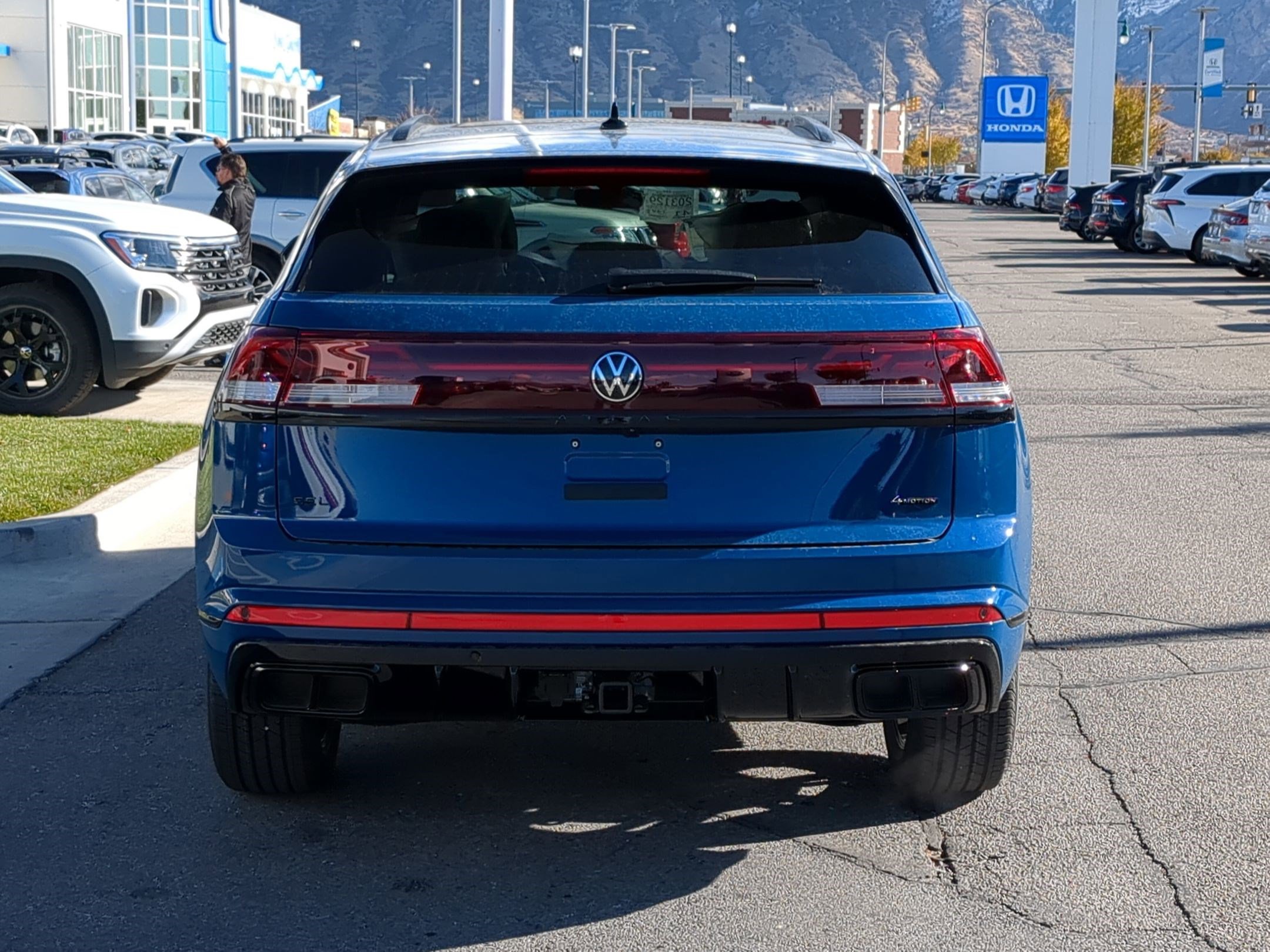 2025 Volkswagen Atlas Cross Sport SEL R-Line photo 4