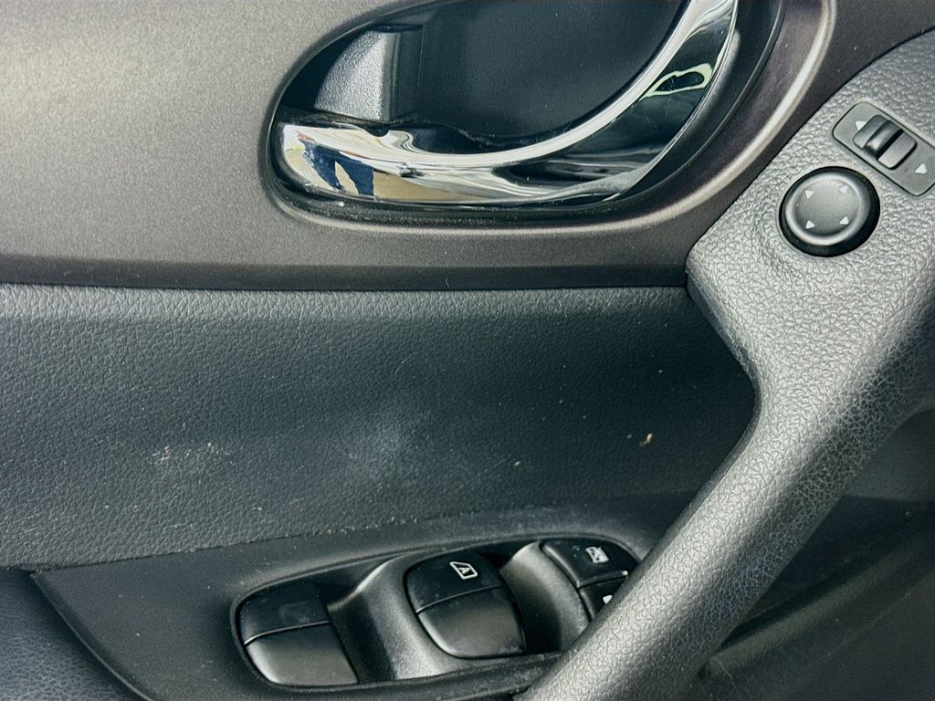 2015 Nissan Rogue SV photo 20