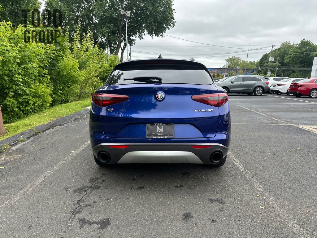 2022 Alfa Romeo Stelvio Ti photo 4