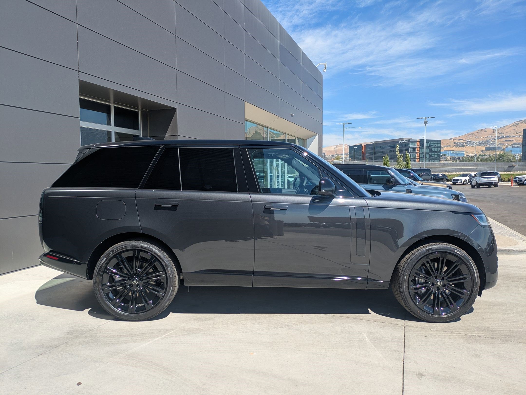 2025 Land Rover Range Rover SE photo 3