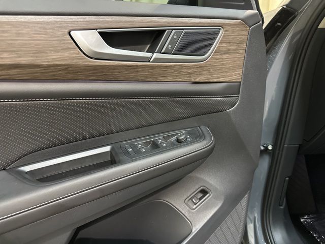 2025 Volkswagen Atlas SEL photo 8