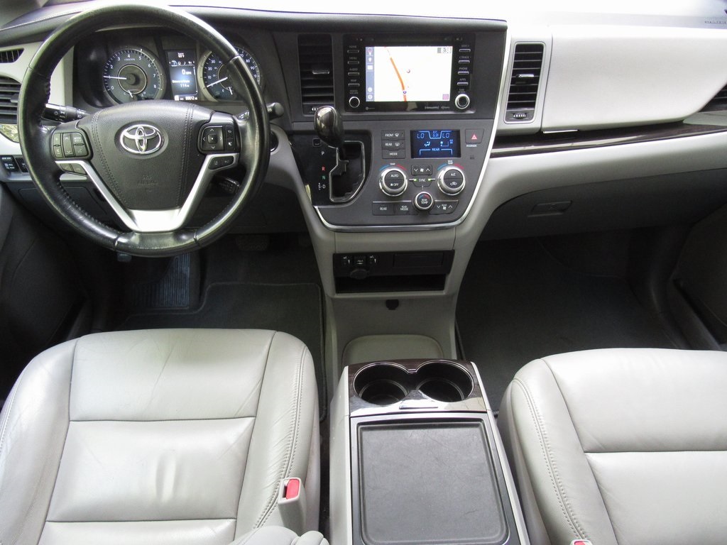 2018 Toyota Sienna XLE photo 33