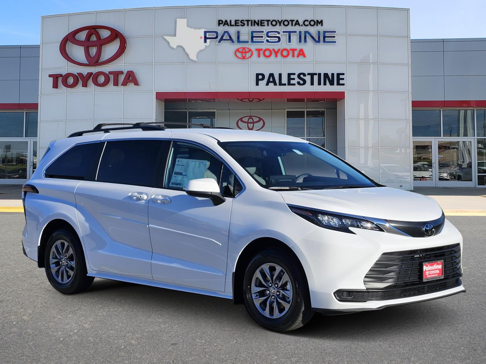 2026 Toyota Sienna LE's photo