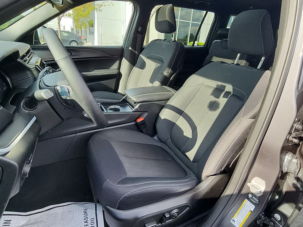 2024 Jeep Grand Cherokee Laredo X photo 11