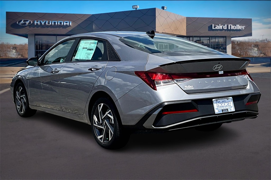 2025 Hyundai Elantra SEL Sport photo 3