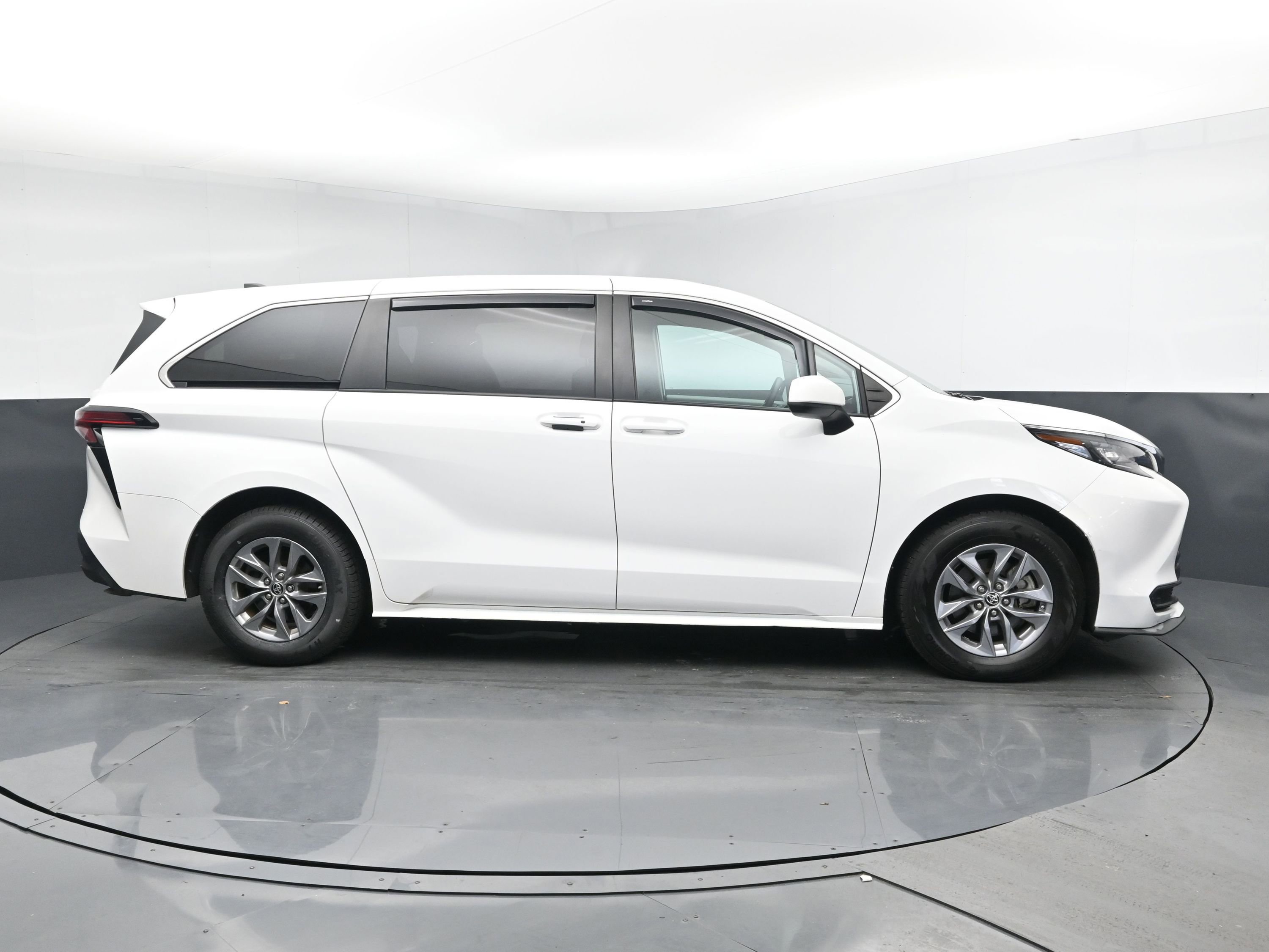 2022 Toyota Sienna LE photo 4