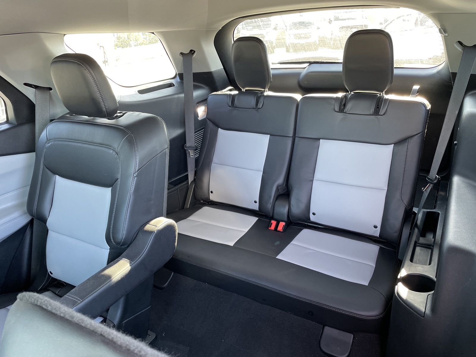 2023 Ford Explorer XLT photo 3