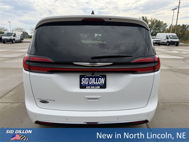 2026 Chrysler Pacifica photo 4