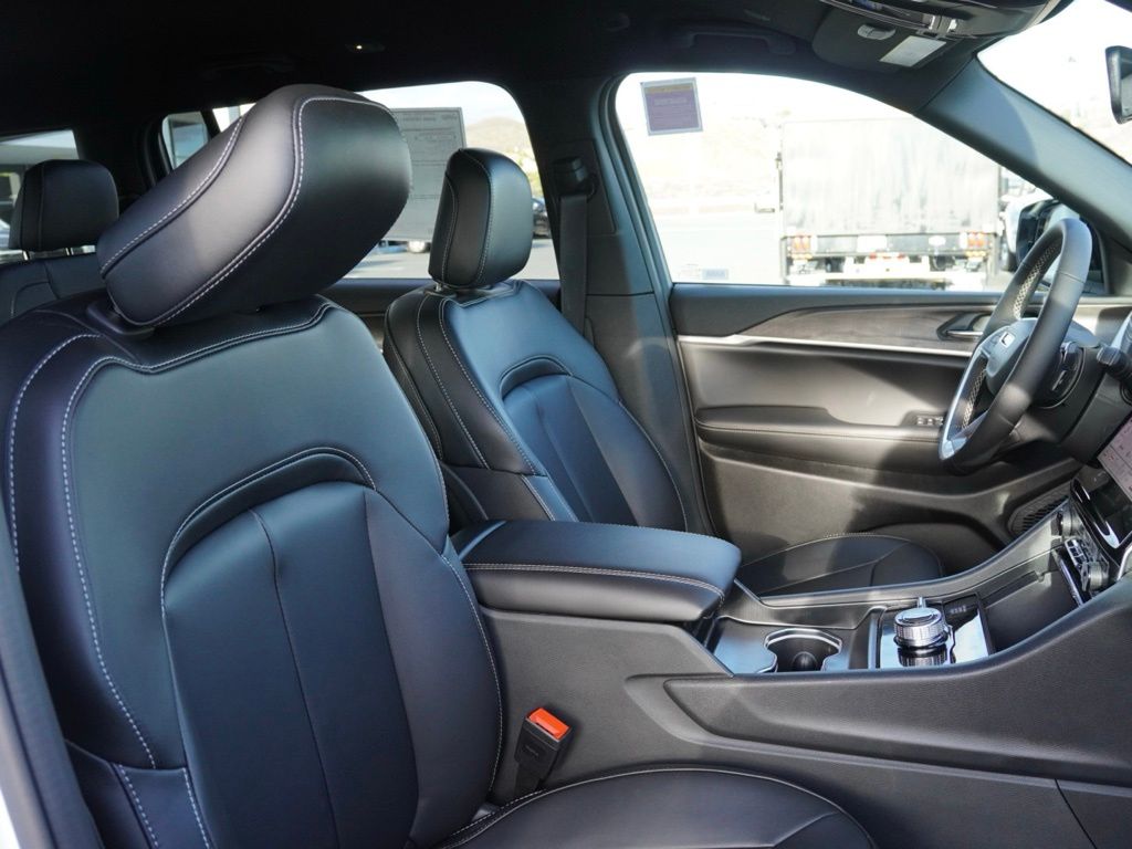 New 2025 Bright White Clear-Coat Exterior Paint Jeep Limited Black Appearance Edition image 25