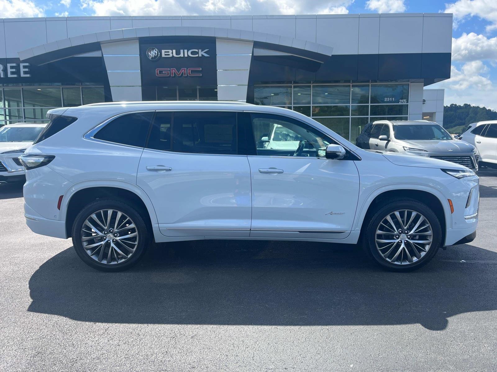2026 Buick Enclave Avenir photo 2