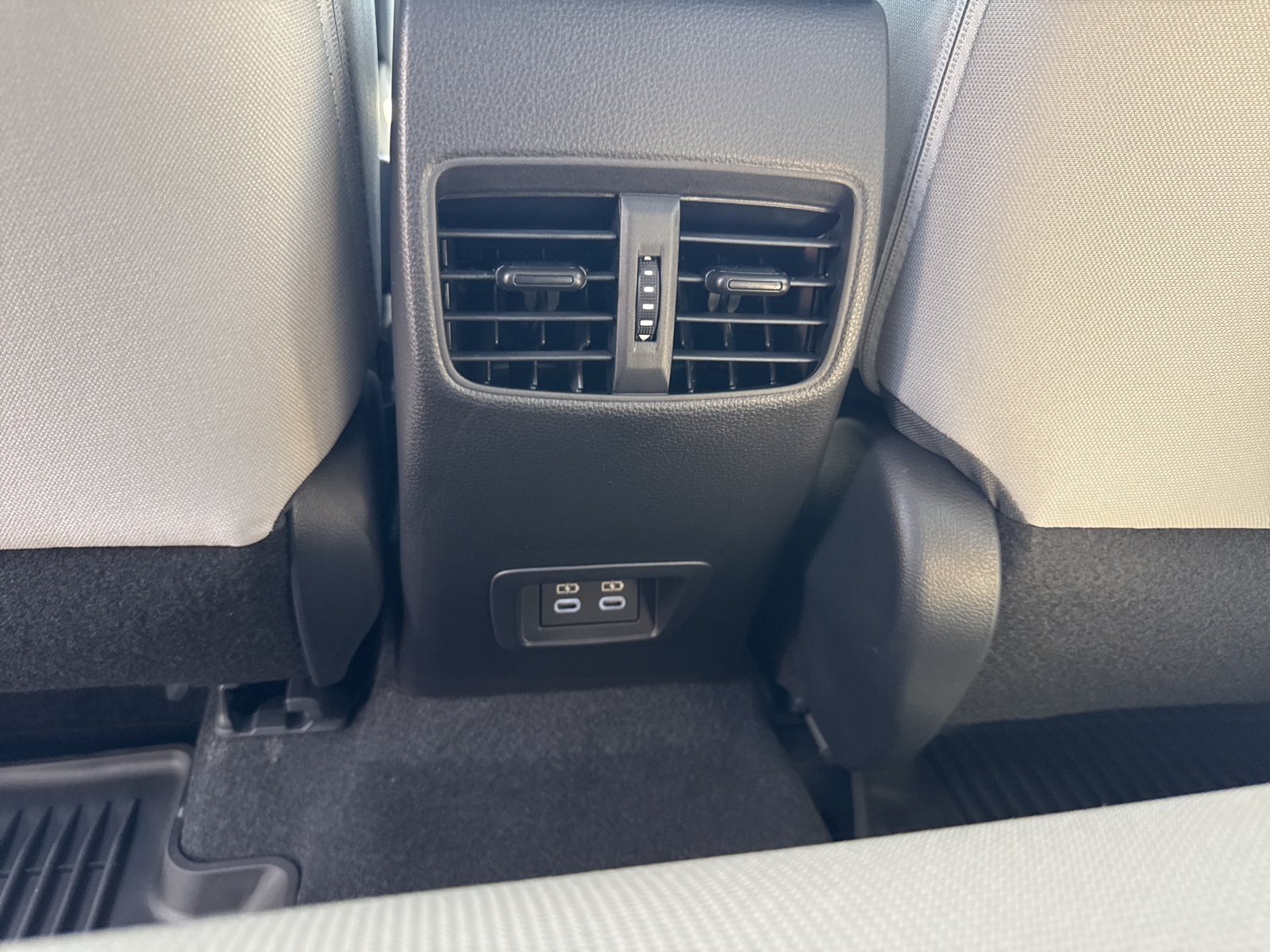 2025 Toyota Corolla Cross LE photo 26