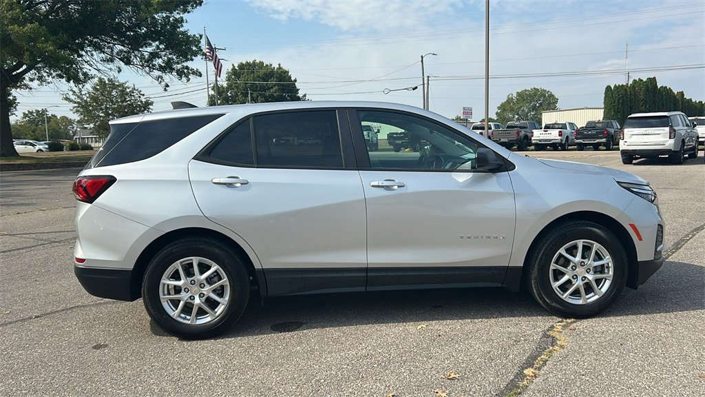 2022 Chevrolet Equinox LS photo 2
