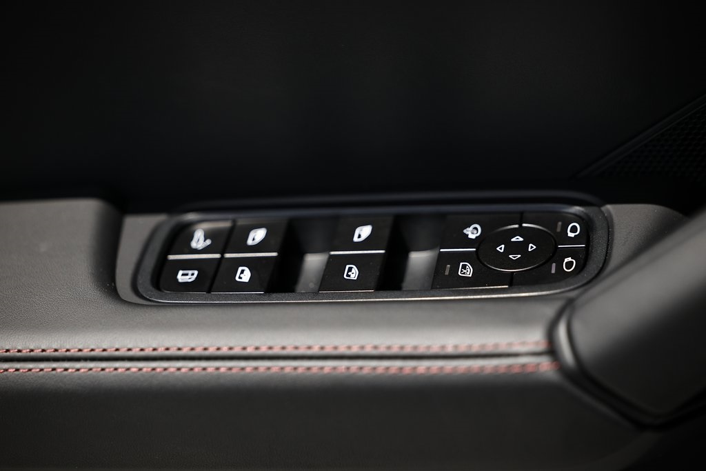 2025 Porsche Cayenne Turbo E-Hybrid photo 21