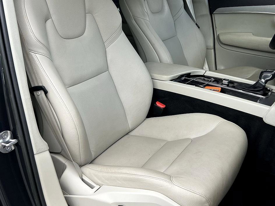 2022 Volvo XC90 Momentum AWD photo 18