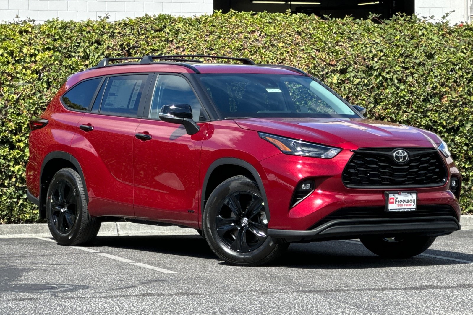 2025 Toyota Highlander Hybrid XLE photo 2