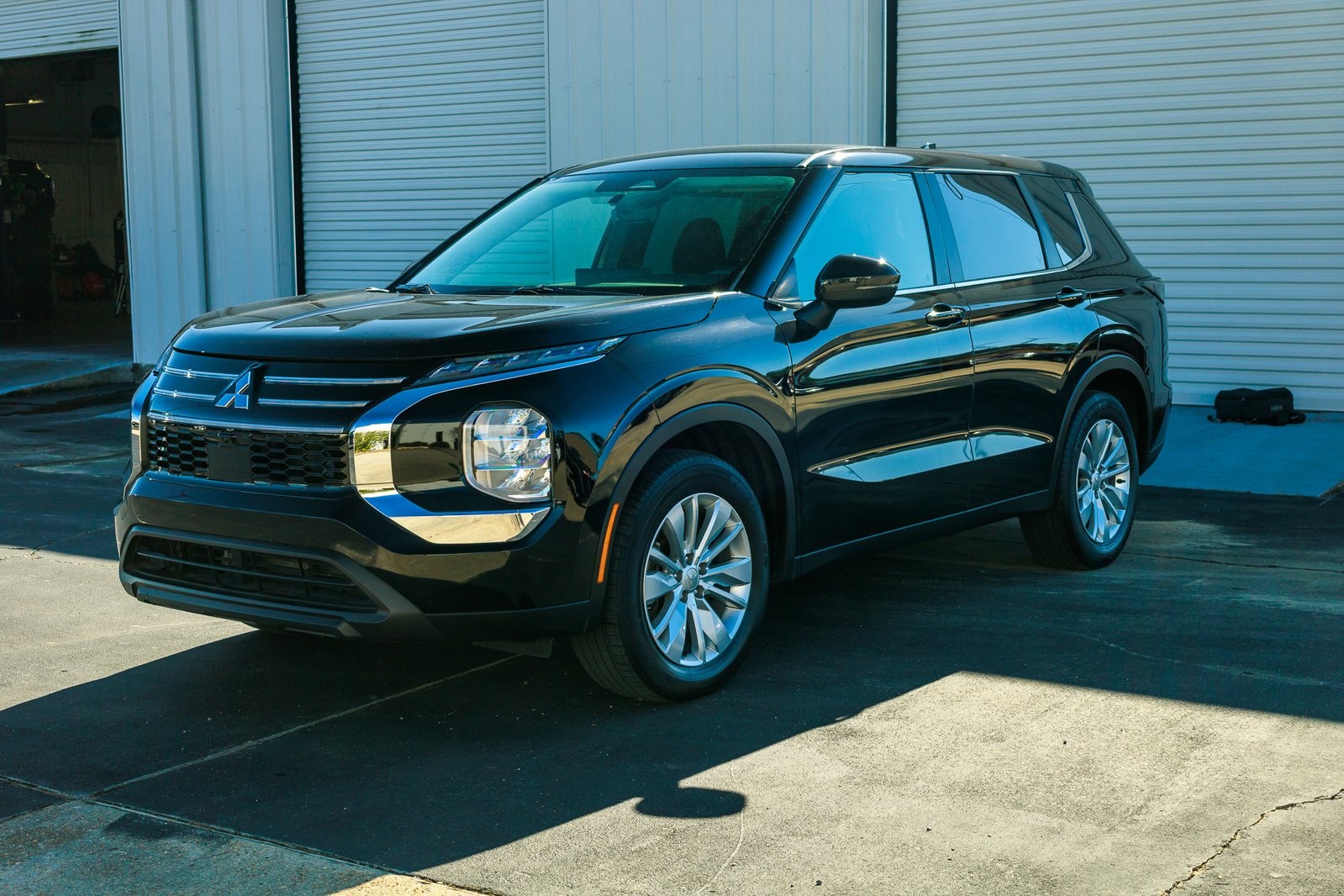 2025 Mitsubishi Outlander ES's photo