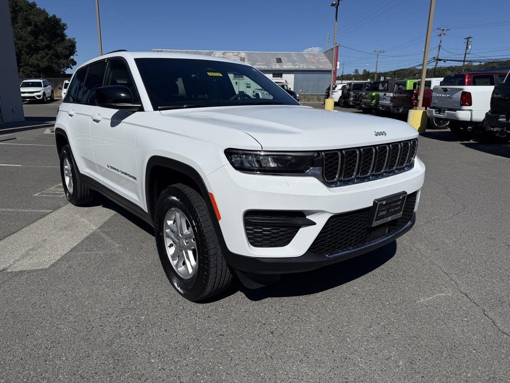 2025 Jeep Grand Cherokee Laredo Altitude photo 4