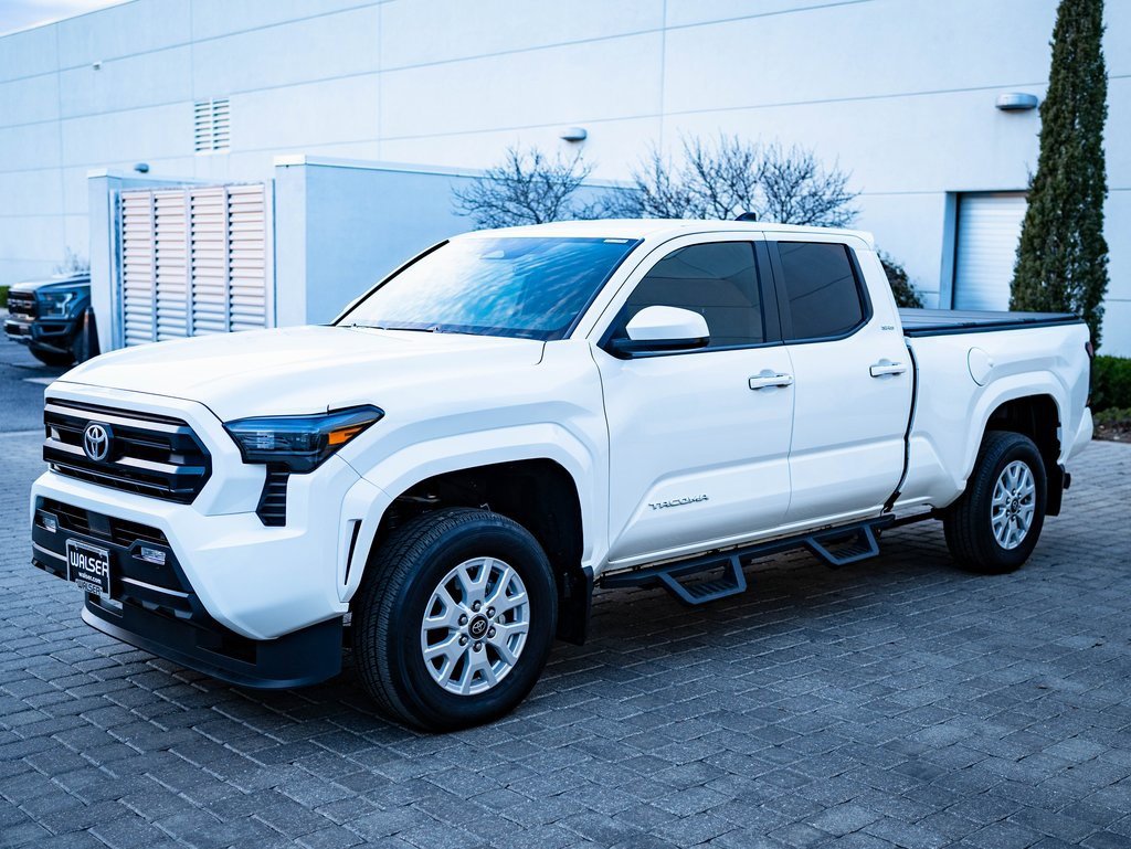 2025 Toyota Tacoma SR5's photo