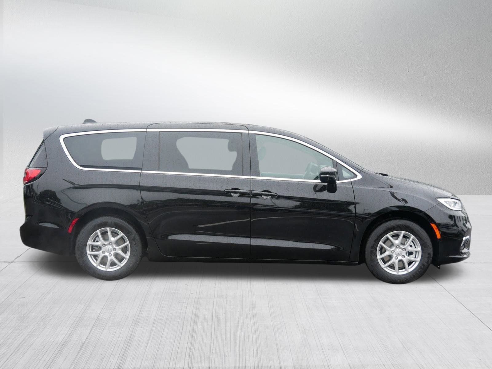 2026 Chrysler Pacifica photo 8