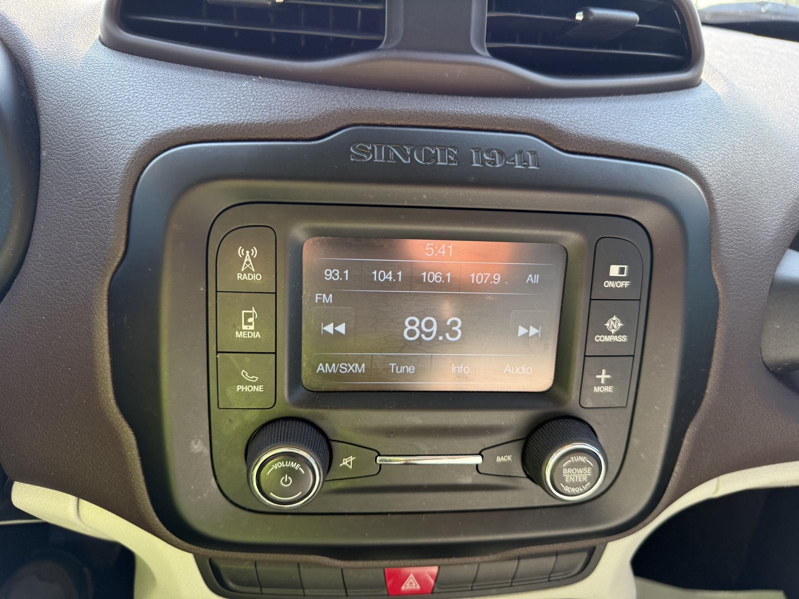2015 Jeep Renegade Latitude photo 11