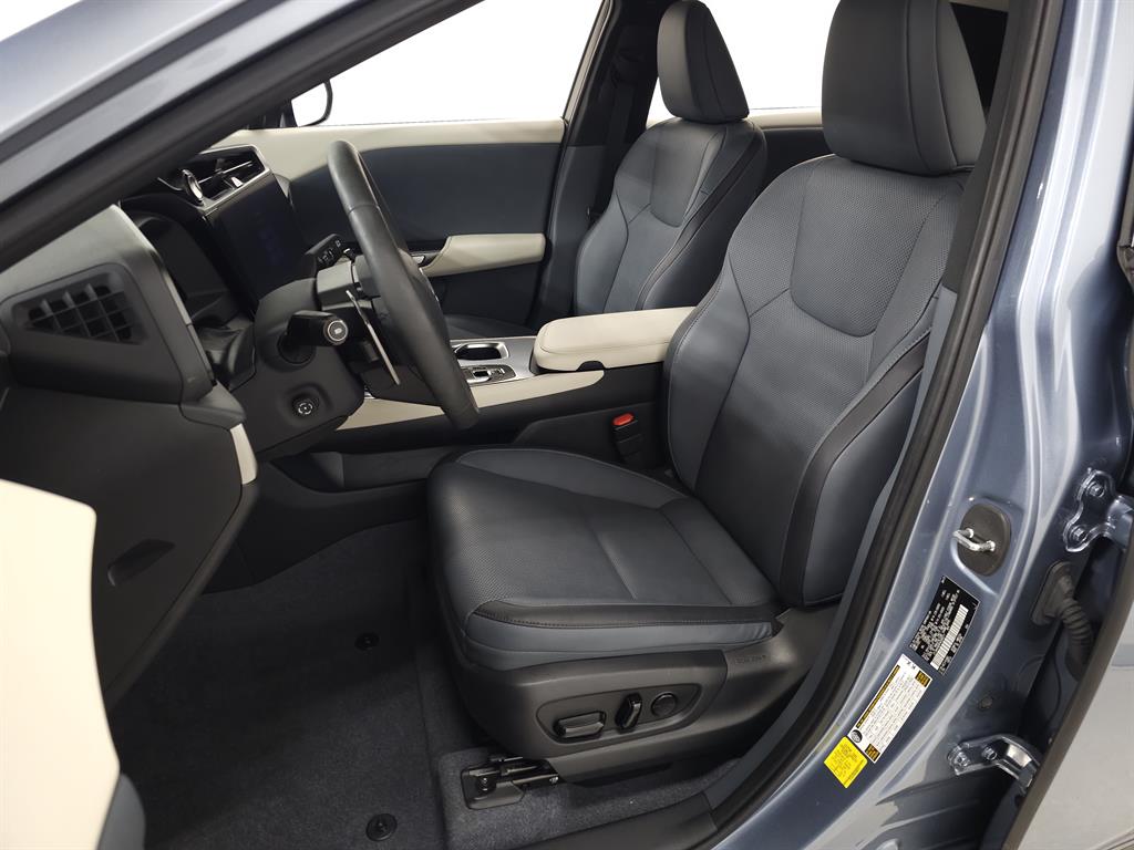 2023 Lexus RZ 450e photo 16