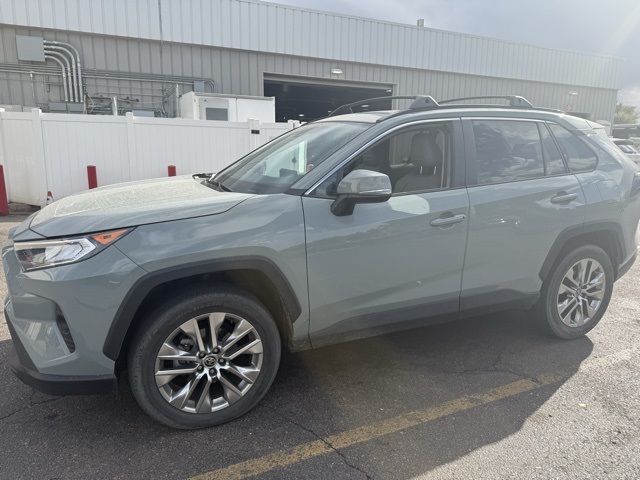 2021 Toyota RAV4 XLE Premium photo 3