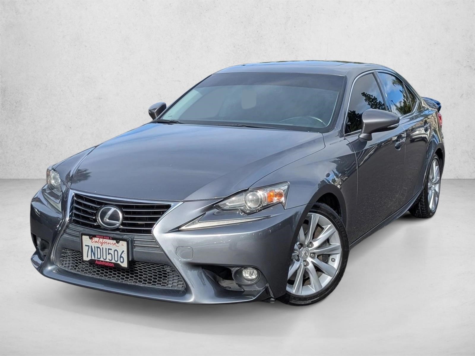 2016 Lexus IS 200t's photo