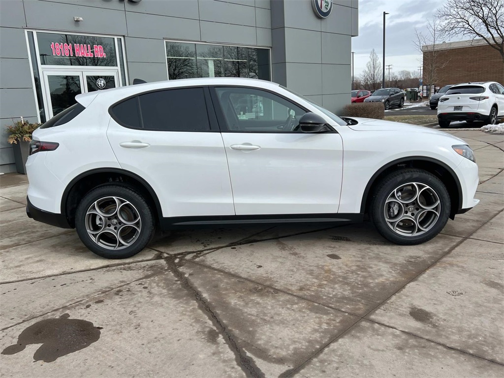 2025 Alfa Romeo Stelvio Sprint photo 4