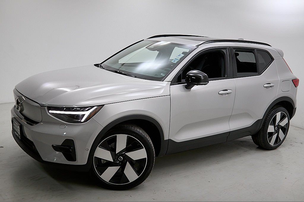 2023 VOLVO XC40 - Image 2