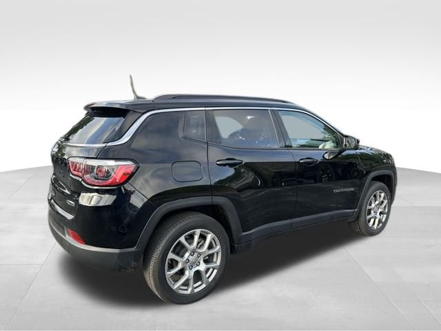 2022 Jeep Compass Latitude Lux photo 4