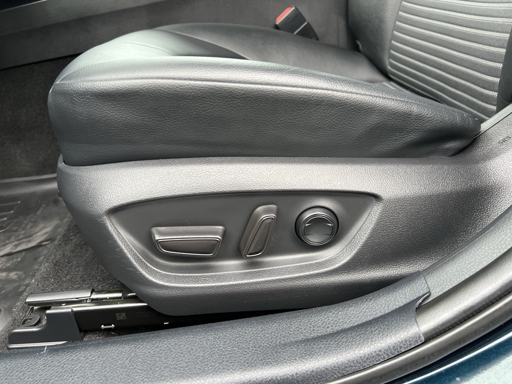 2020 Toyota Camry SE photo 12