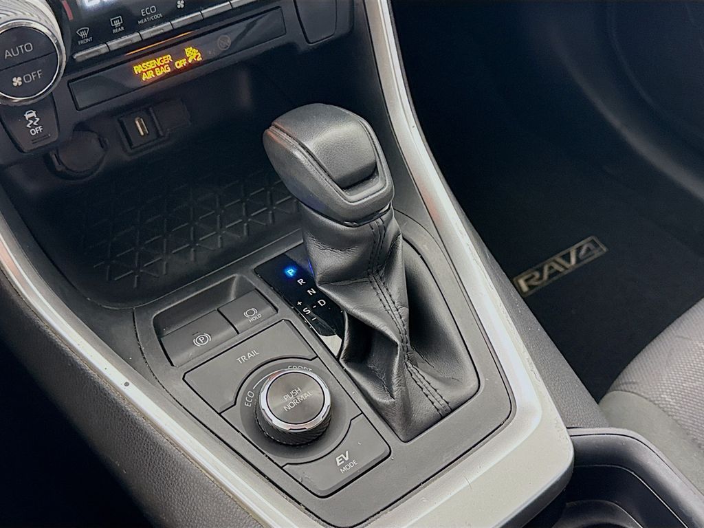 2020 Toyota RAV4 Hybrid XLE photo 12
