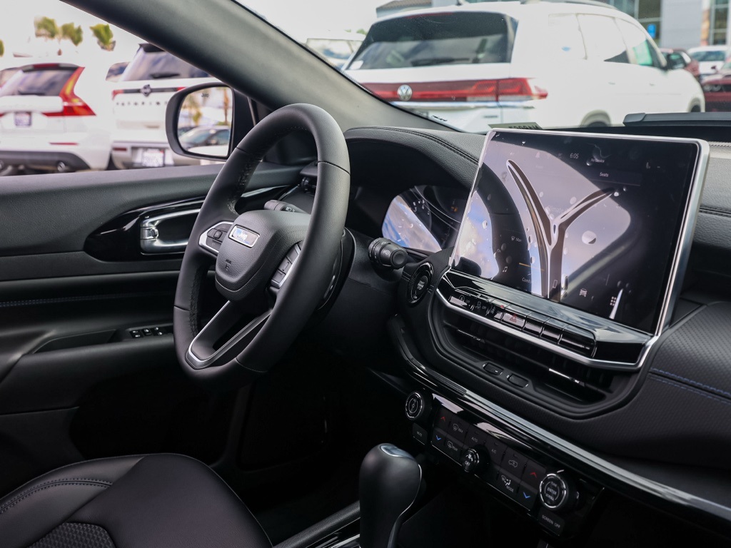 New 2026 Silver Zynith Metallic Clear-Coat Exterior Paint Jeep Latitude image 19