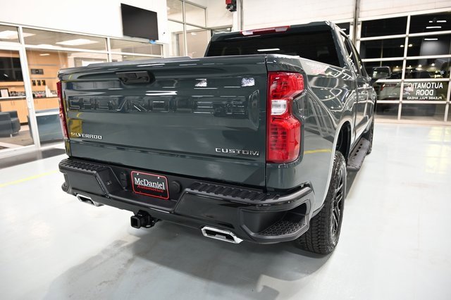 2026 Chevrolet Silverado Trail Boss Custom photo 2