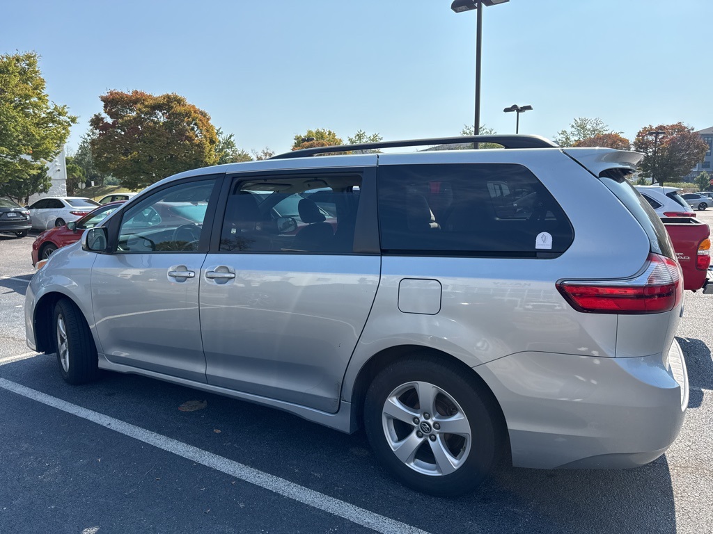 2020 Toyota Sienna LE photo 3