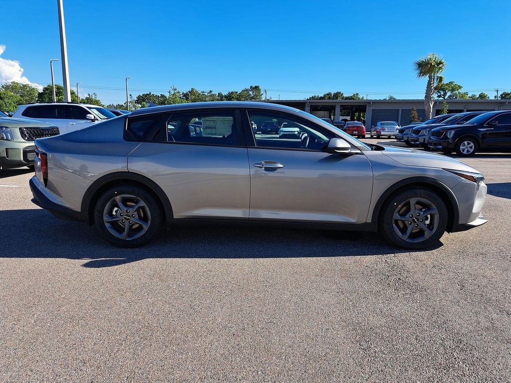 2025 Kia K4 LXS photo 4