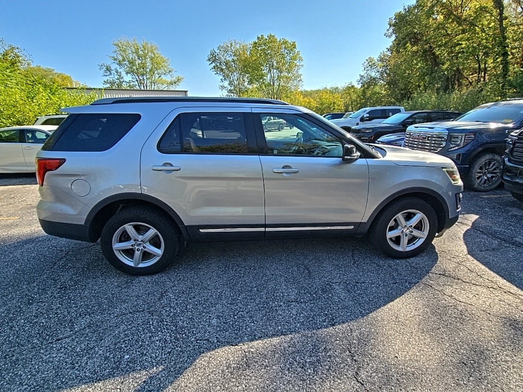 2017 Ford Explorer XLT photo 8
